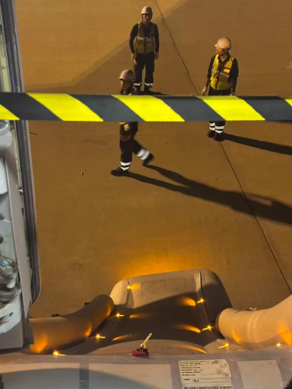 香港航空周日一班由香港飛往大阪關西機場的航班(HX612),著陸後逃生滑梯彈出,初步懷疑是有人意外觸碰到該緊急逃生門手掣導致。 香港航空周日一班由香港飛往大阪關西機場的航班(HX612),著陸後逃生滑梯彈出,初步懷疑是有人意外觸碰到該緊急逃生門手掣導致。