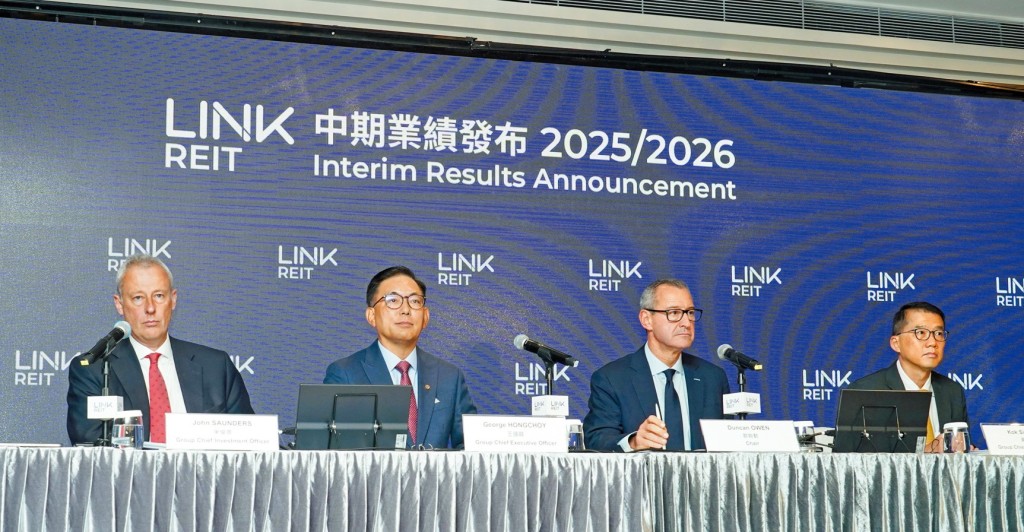 行政總裁王國龍（左二）今年底正式退任，近六年間積極海外擴張，但撞中美國加息潮，結果要「世紀供股」。