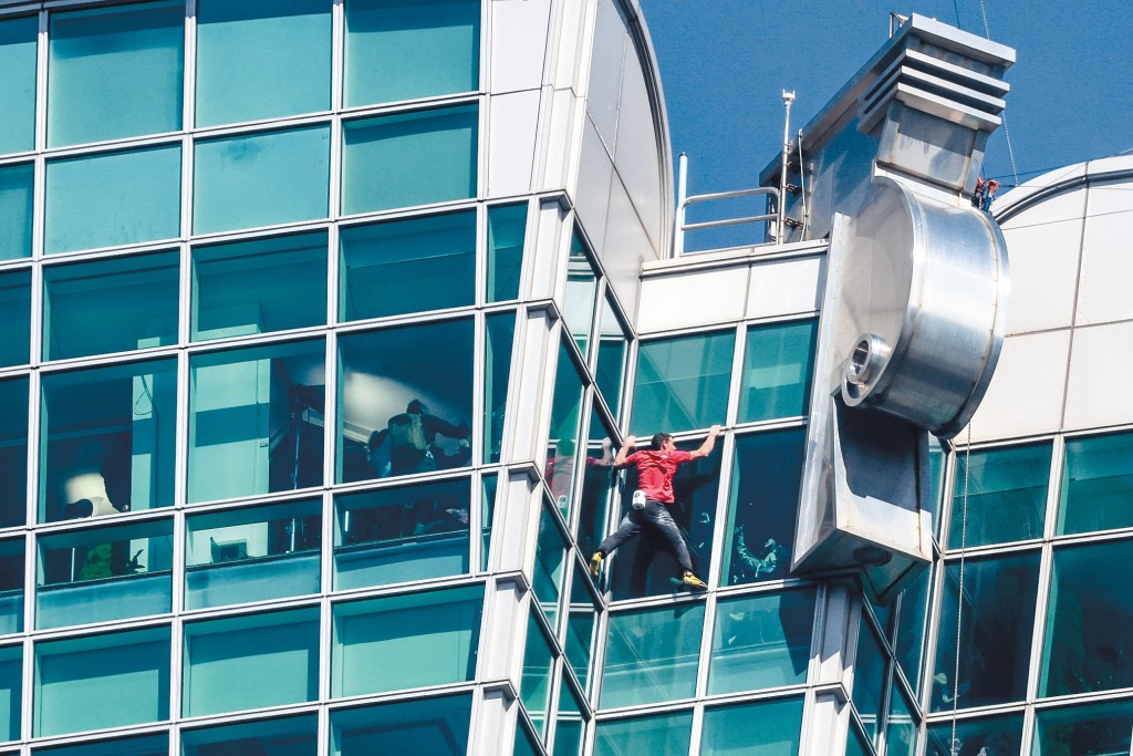 美國極限攀岩家霍諾德在沒有任何防護設施下，徒手攀爬台北一○一大廈。