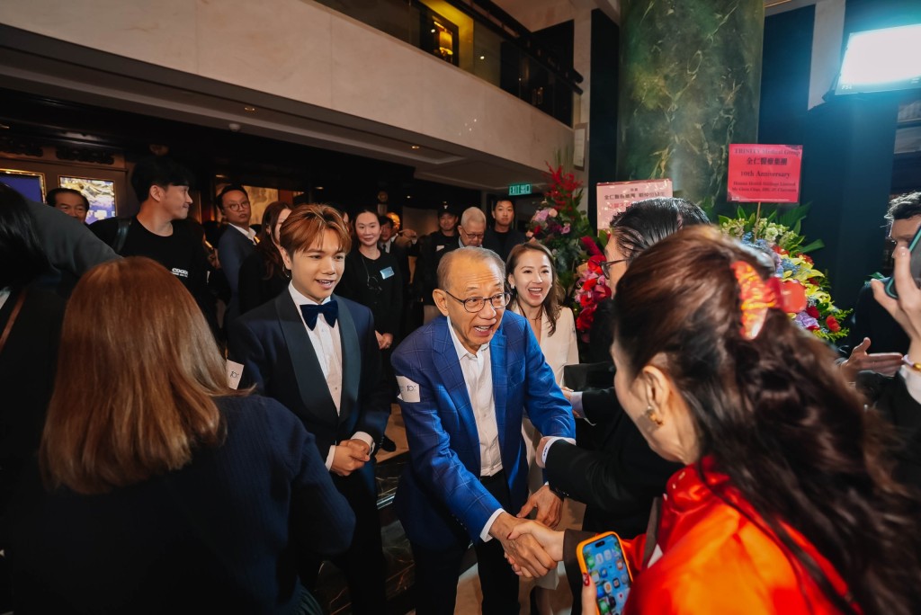 英皇集團主席楊受成帶同旗下藝人張敬軒現身會場，令現場氣氛更加熱烈。