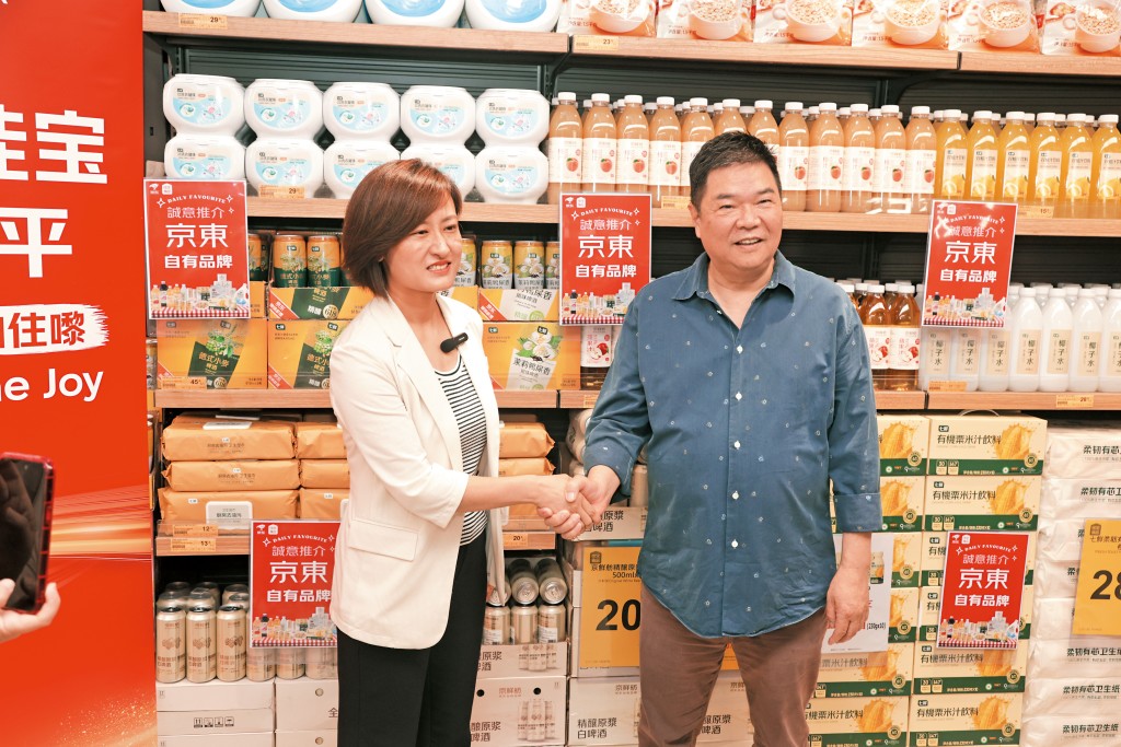 佳寶有了京東這「大水喉」，於上周一連三日推出全場八折促銷，首日早上生意額已急增三至四成。右為佳寶創辦人林曉毅。