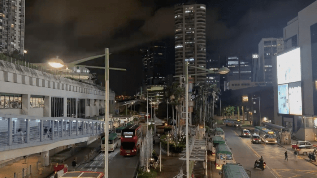 葵芳新都會廣場對開、近港鐵葵芳站的葵仁路及興寧路的街燈周一傍晚不停高速閃動。Threads @lw.clw影片截圖 葵芳新都會廣場對開、近港鐵葵芳站的葵仁路及興寧路的街燈周一傍晚不停高速閃動。Threads @lw.clw影片截圖