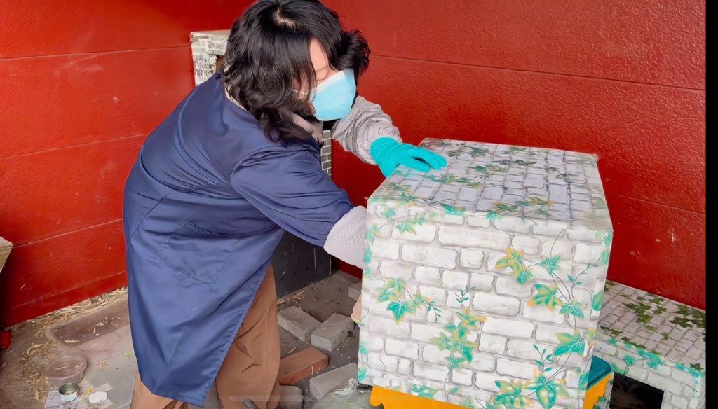 義工姨姨為貓咪準備暖窩。 義工姨姨為貓咪準備暖窩。