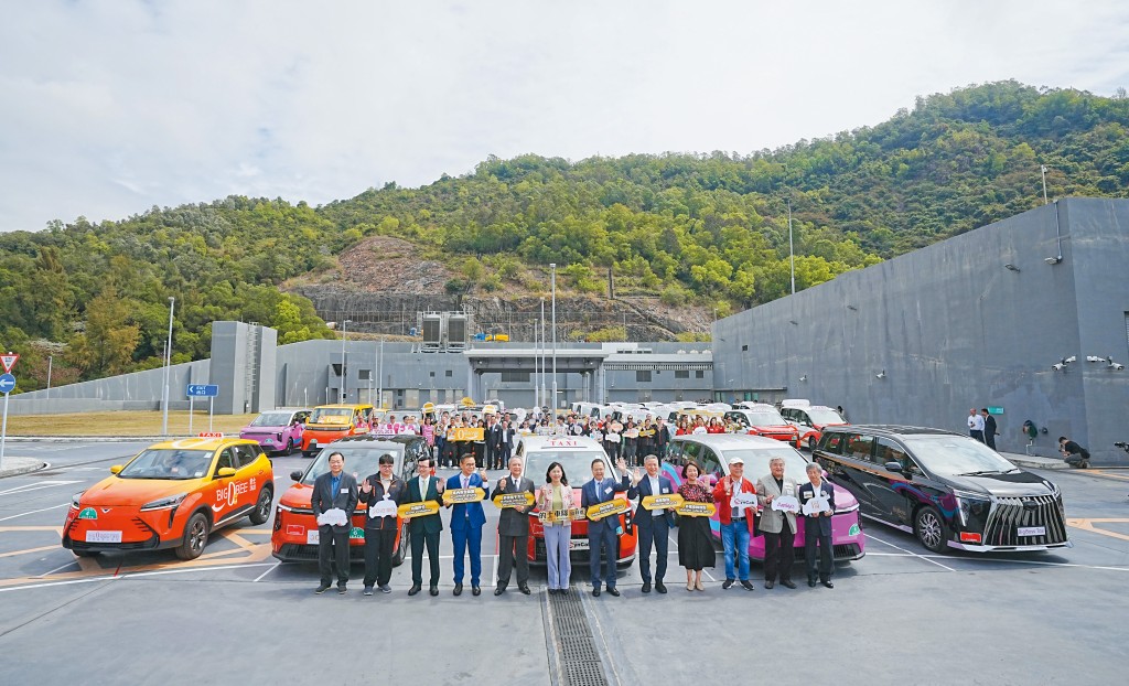 為改善的士服務及加強規管，政府於七月向五個的士車隊發出牌照。