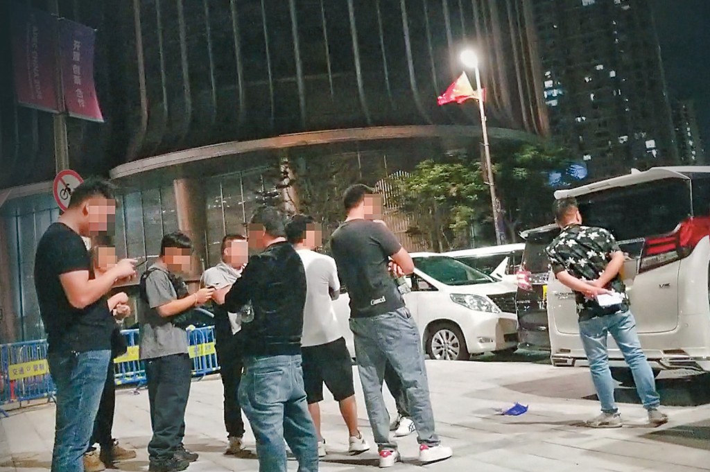 大批跨境白牌車團夥集結在深圳皇崗口岸聯檢大樓附近的路段。