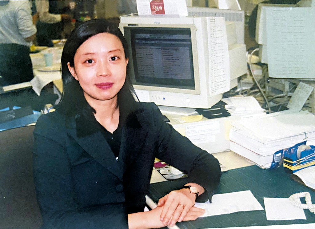 Ella一九九六年在新聞處時留影。 Ella一九九六年在新聞處時留影。