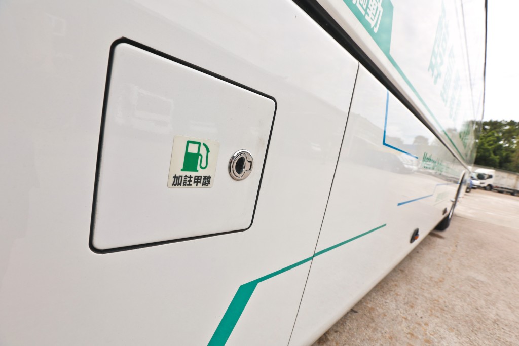 醇氫電動車配備充電及「入醇」兩種補能方法,若選擇充電,電池只須十分鐘便充滿,行走一百公里以上;若選擇入醇,加滿一次四百升醇,能跑七百八十公里以上。 醇氫電動車配備充電及「入醇」兩種補能方法,若選擇充電,電池只須十分鐘便充滿,行走一百公里以上;若選擇入醇,加滿一次四百升醇,能跑七百八十公里以上。