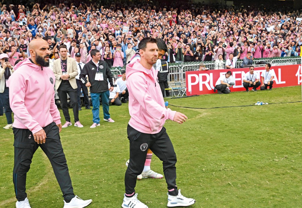 二四年國際邁阿密訪港踢表演賽，球王美斯（右）全場「齋坐唔踢」引發公關災難，身為班主的碧咸要四出補鑊。