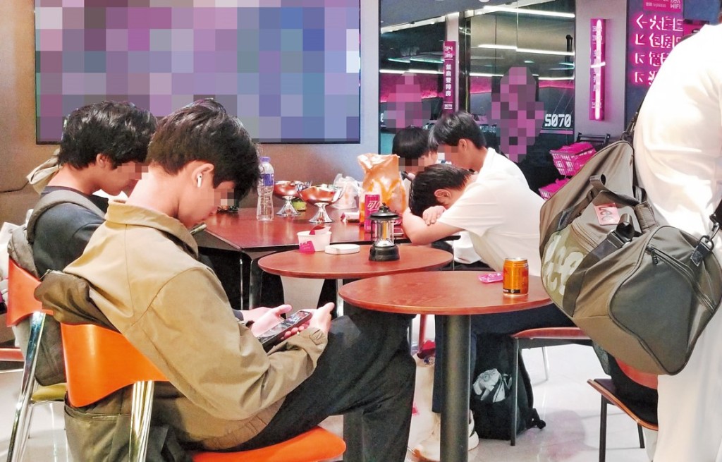 有網吧標榜可供睡覺並設梳化床包廂，不少旅客在五一假期來「過夜」。