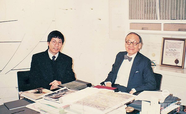 九二年獲建築署推薦到紐約深造,馮永基在貝聿銘的建築事務所上班,喜與偶像見面暢談。 九二年獲建築署推薦到紐約深造,馮永基在貝聿銘的建築事務所上班,喜與偶像見面暢談。