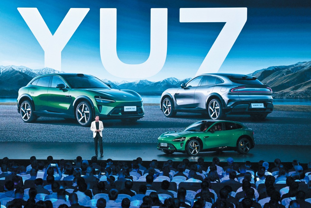 小米創辦人雷軍上周四晚公布首款SUV YU7,稱是對標特斯拉的Model Y。 小米創辦人雷軍上周四晚公布首款SUV YU7,稱是對標特斯拉的Model Y。