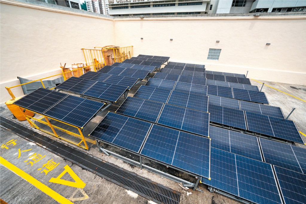九巴設計的活動式太陽能板，體現九巴善用營運空間，減碳節能。