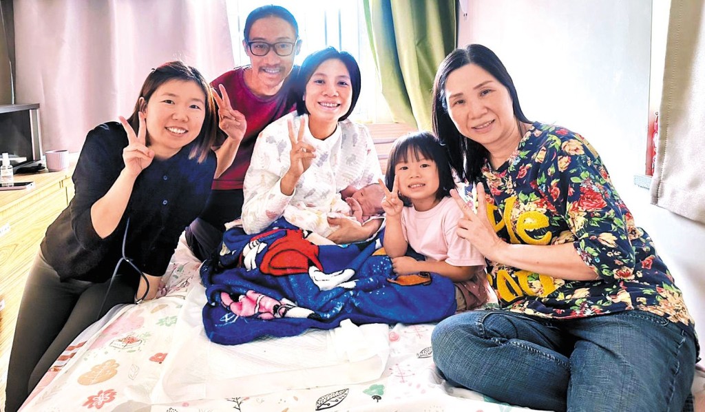 嬰兒出世後,黎可欣一家三口與兩名朋友合照。 嬰兒出世後,黎可欣一家三口與兩名朋友合照。