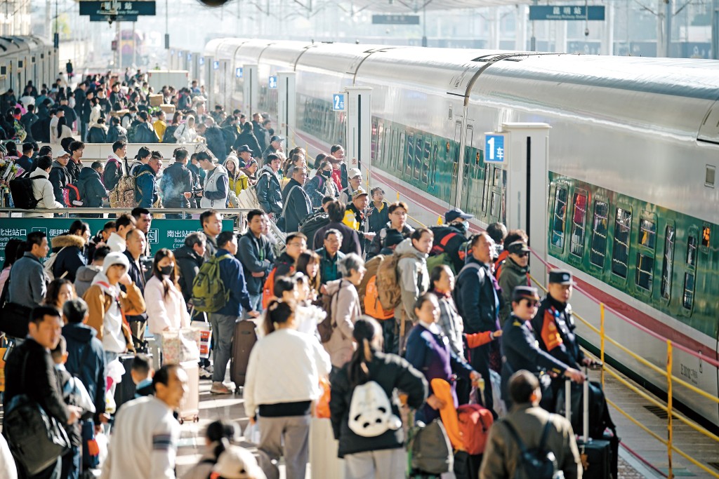 縱橫遊常務董事袁振寧表示，自從燃油附加費上升和不同航空公司宣布削減航班後，多了客人選擇高鐵團或內地團。