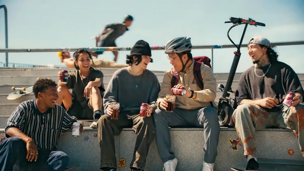 Dr Pepper早前推出的「Skatelife Crisis」廣告,成功在兩代消費者中製造話題。 Dr Pepper早前推出的「Skatelife Crisis」廣告,成功在兩代消費者中製造話題。