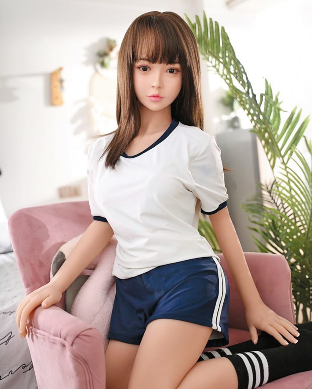 坊間部分情趣公仔的樣貌相當年輕、身形細小。