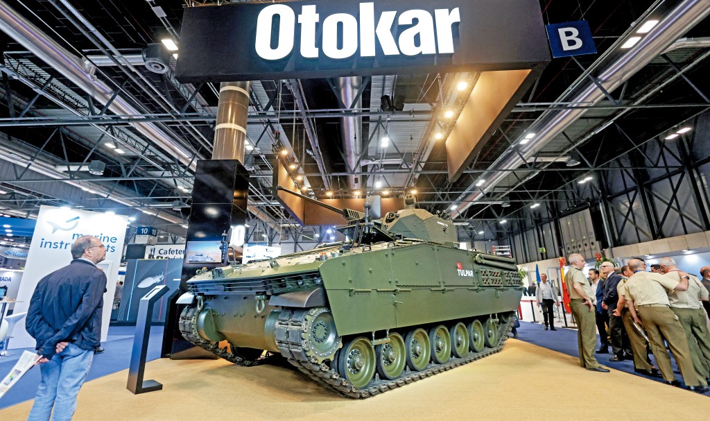 土耳其近年銳意發展重型武器,如裝甲車、導彈及無人機等。 土耳其近年銳意發展重型武器,如裝甲車、導彈及無人機等。