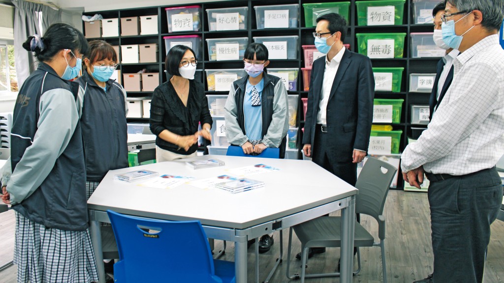 盧金榮（右三）喜歡中學生爽直及富創意，常會到廠商會中學與師生交流。