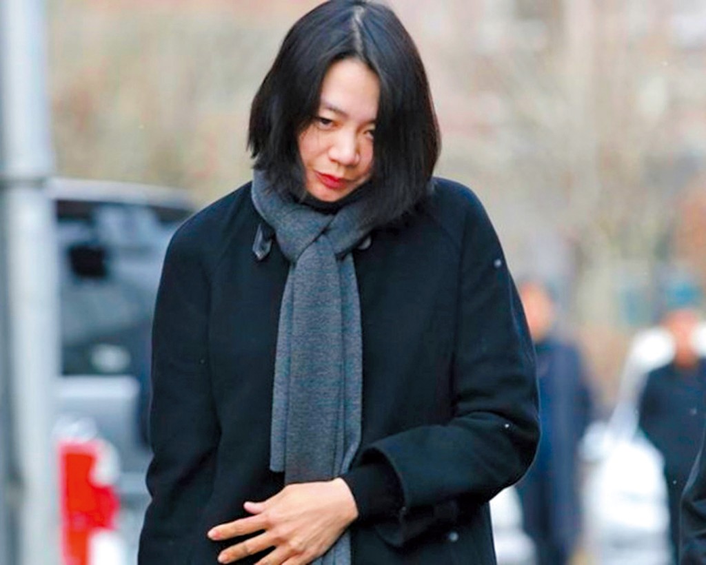 曾任大韓航空副社長的趙顯娥， 因「堅果門」事件， 引發國民不滿，最 後要接受調查。