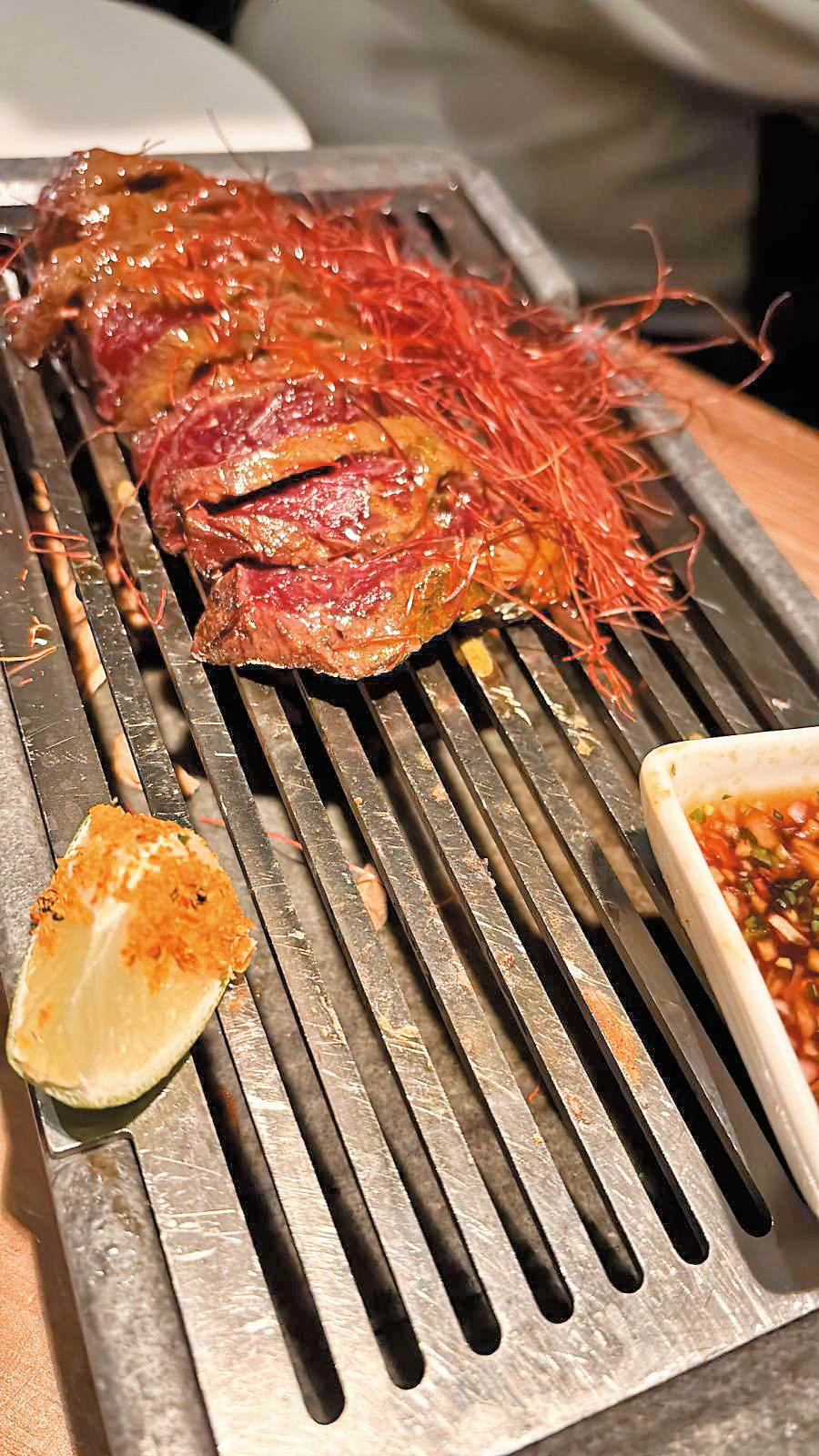 不少食物幾乎是全生肉，其中有鯨魚肉被當作牛肉。