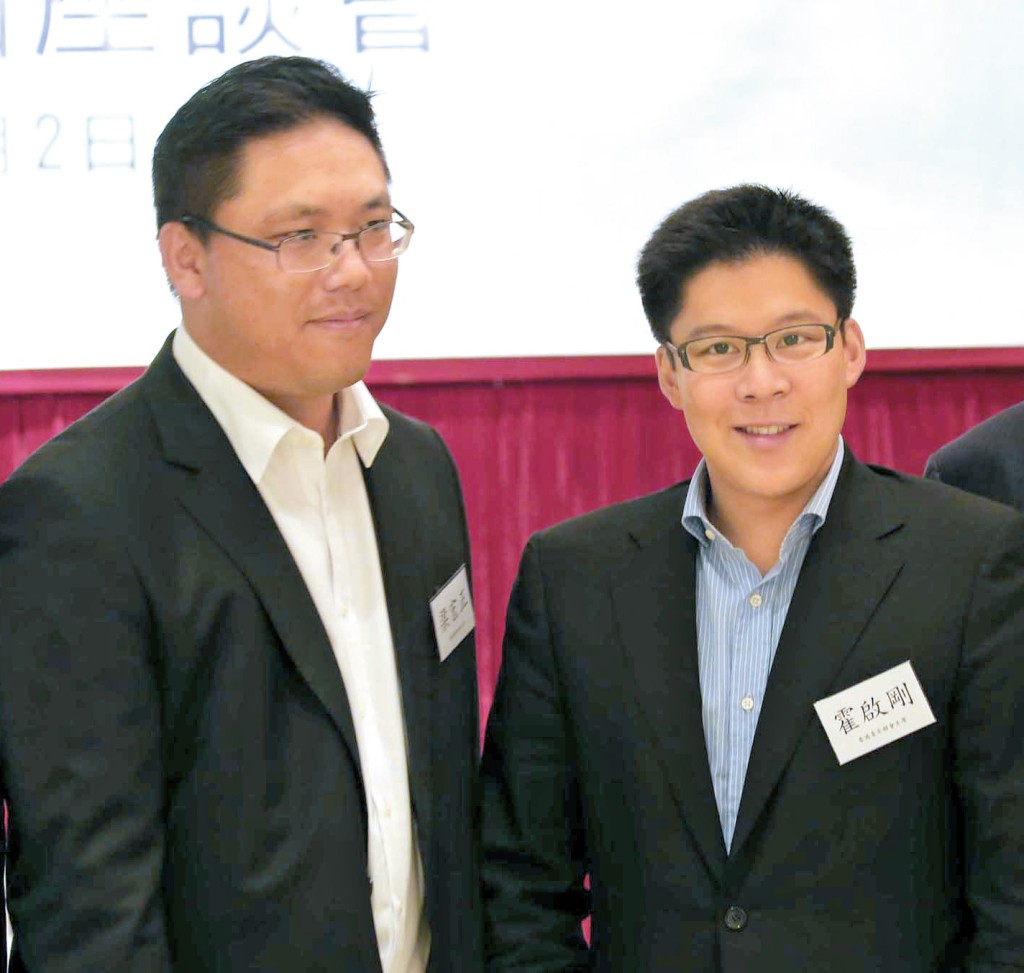 港區全國青聯現時兩名副主席為立法會議員霍啟剛及民青局副局長梁宏正,但兩人分別已屆四十五及四十六歲,意味今年青聯換屆時將退下火線。 港區全國青聯現時兩名副主席為立法會議員霍啟剛及民青局副局長梁宏正,但兩人分別已屆四十五及四十六歲,意味今年青聯換屆時將退下火線。