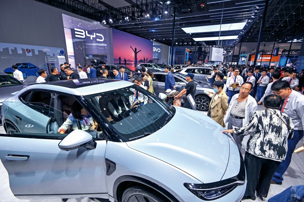 比亞迪上月初宣布配股集資四百三十五億元,市場估計將用於擴建海外廠房。 比亞迪上月初宣布配股集資四百三十五億元,市場估計將用於擴建海外廠房。