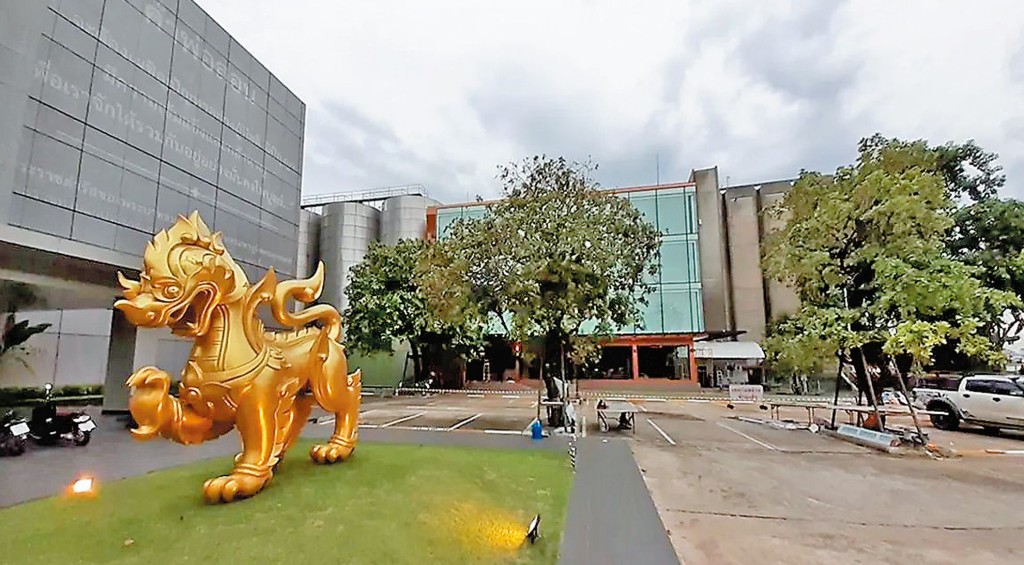 泰國最大啤酒品牌勝獅家族第四代成員Hiso Psi哭訴被兄長性侵長達十二年。 泰國最大啤酒品牌勝獅家族第四代成員Hiso Psi哭訴被兄長性侵長達十二年。