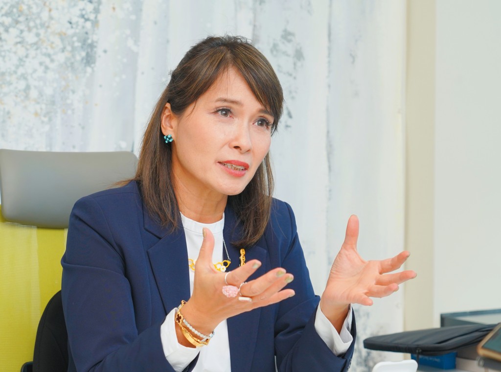 立法會議員江玉歡關注，本港市面有性商品以未發育身形、學生作包裝。