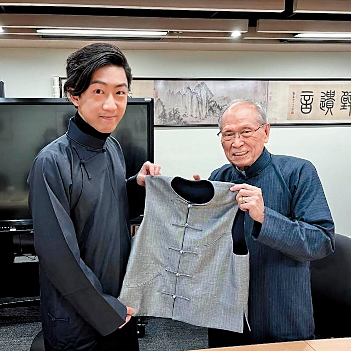 長協副會長、已故資深西服師傅邱復興晚年鑽研長衫製作技藝，融匯中西剪裁技法製成兩面可穿的馬夾，贈予後輩吳國禧。