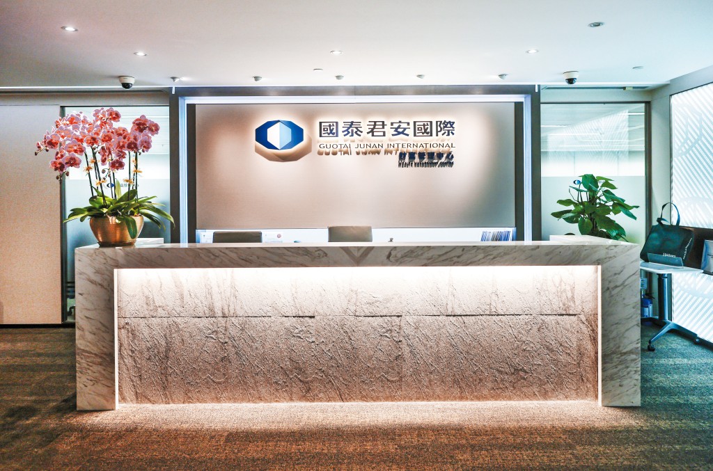 國泰君安國際股價曾在幾個交易日炒高數倍,其後由高位回落。 國泰君安國際股價曾在幾個交易日炒高數倍,其後由高位回落。