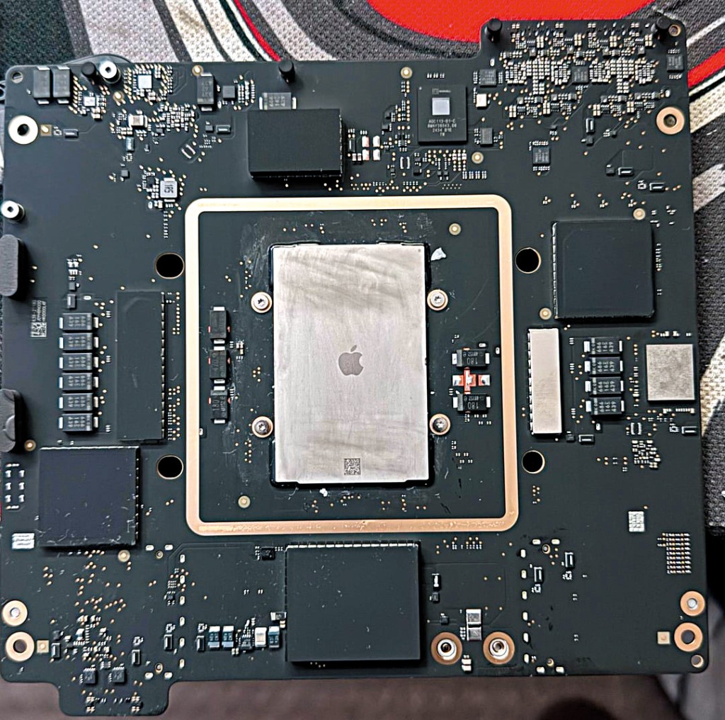 特努斯主導Mac產品線從英特爾晶片全面轉換至蘋果自研M系列晶片，顯著提升了Mac的運算速度與能源效率。