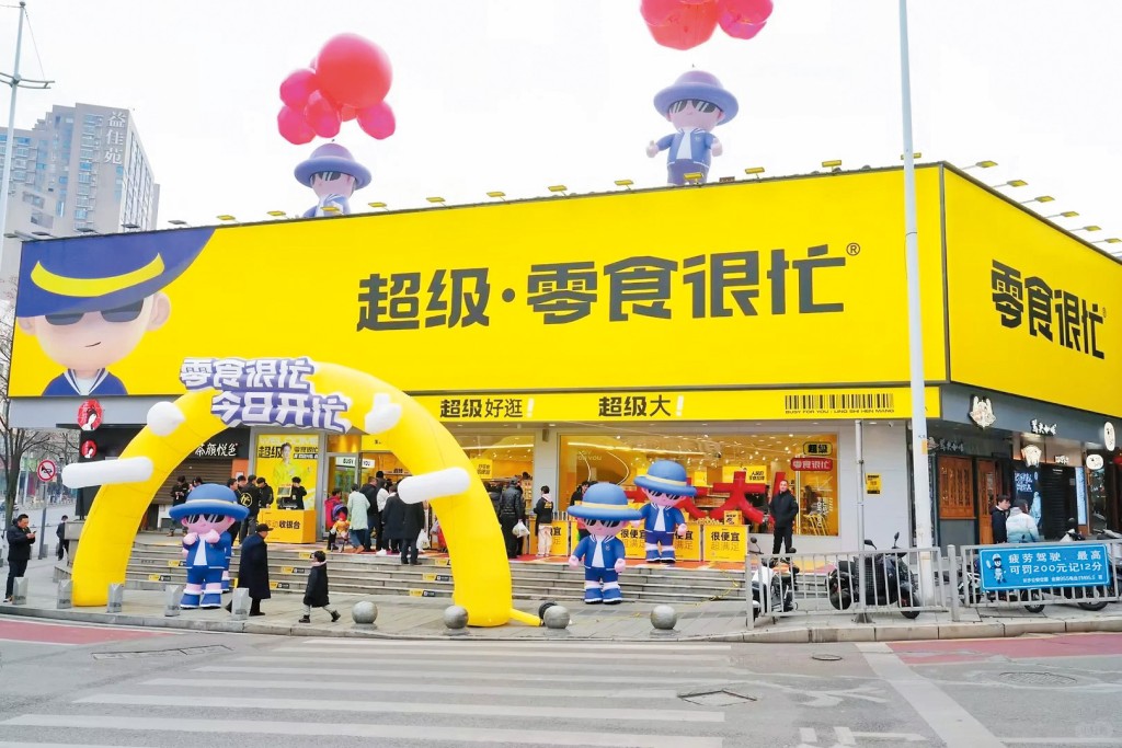 鳴鳴很忙要求每家門店須保持最少一千八百個庫存單位,涵蓋烘焙、餅乾、 堅果、膨化食品、糖果、飲料等類別。 鳴鳴很忙要求每家門店須保持最少一千八百個庫存單位,涵蓋烘焙、餅乾、 堅果、膨化食品、糖果、飲料等類別。