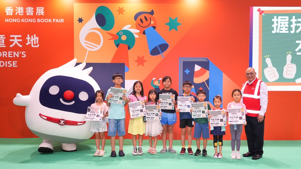 港鐵車務及創新總監李家潤博士與港鐵吉祥物「鐵仔」於書展分享乘搭扶手電梯的安全貼士,並透過問答遊戲,讓一眾小朋友及參觀 人士趣味學習安全訊息。 港鐵車務及創新總監李家潤博士與港鐵吉祥物「鐵仔」於書展分享乘搭扶手電梯的安全貼士,並透過問答遊戲,讓一眾小朋友及參觀 人士趣味學習安全訊息。