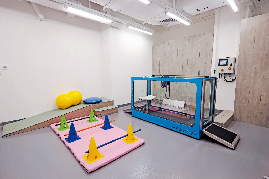 青衣中心新增物理治療服務，設有水療跑步機、激光治療、脈衝電磁場療法（PEMF）及電療。