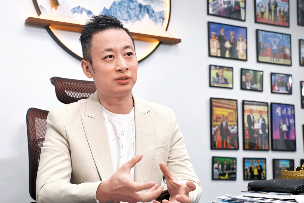 香港偵探總會會長何國光指出，偷拍器材除了較易察覺的「直接放置型」針孔鏡頭，更有防不勝防的是「偽裝型」。