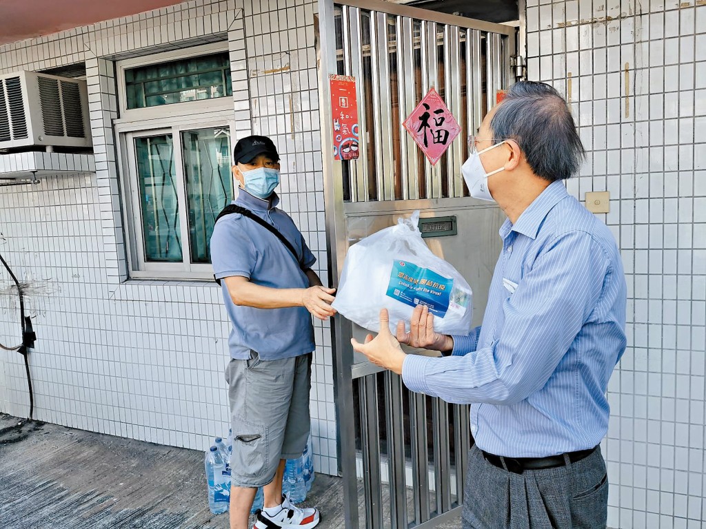 出任立會議員後，黎棟國（右）有更多機會落區接觸市民。