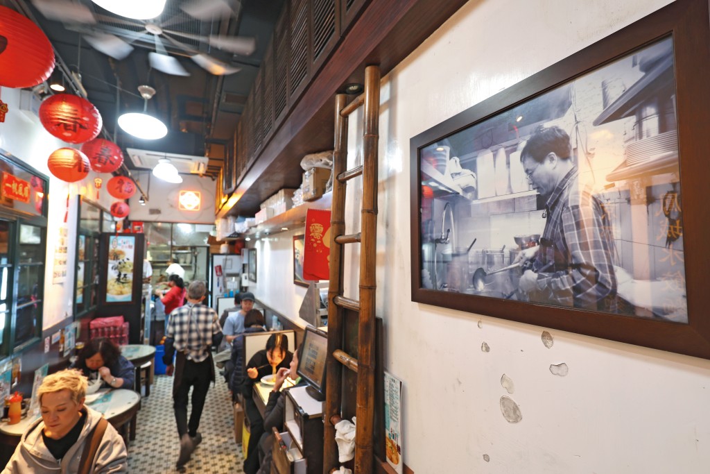 在兩位老闆的帶領下,深仔記由單一的雲吞麵店發展成為全面的茶餐廳,先後在元朗、觀塘、將軍澳等地區開設分店。 在兩位老闆的帶領下,深仔記由單一的雲吞麵店發展成為全面的茶餐廳,先後在元朗、觀塘、將軍澳等地區開設分店。