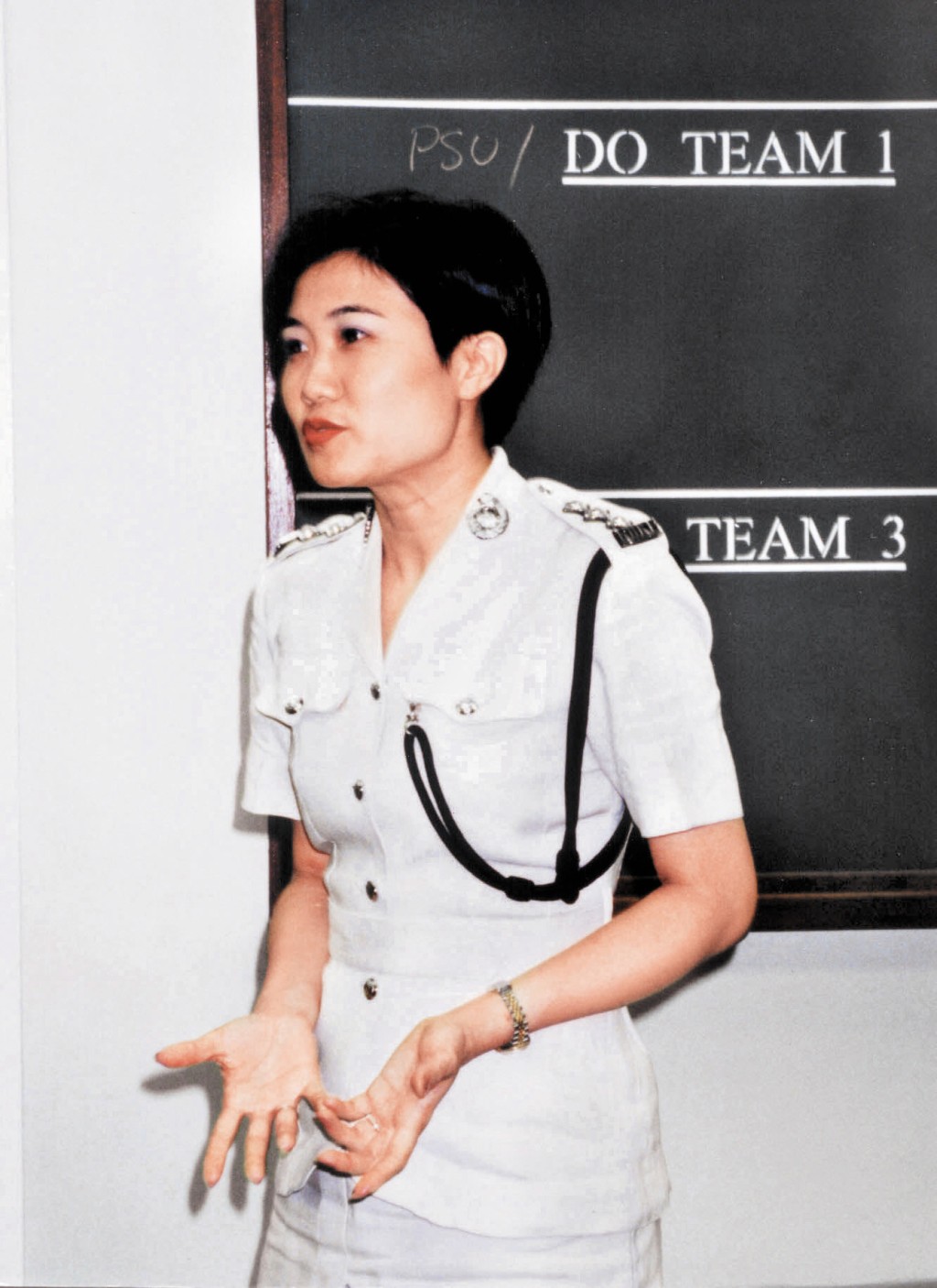 方安妮曾於警隊任職二十七年，於一○年提早退休。