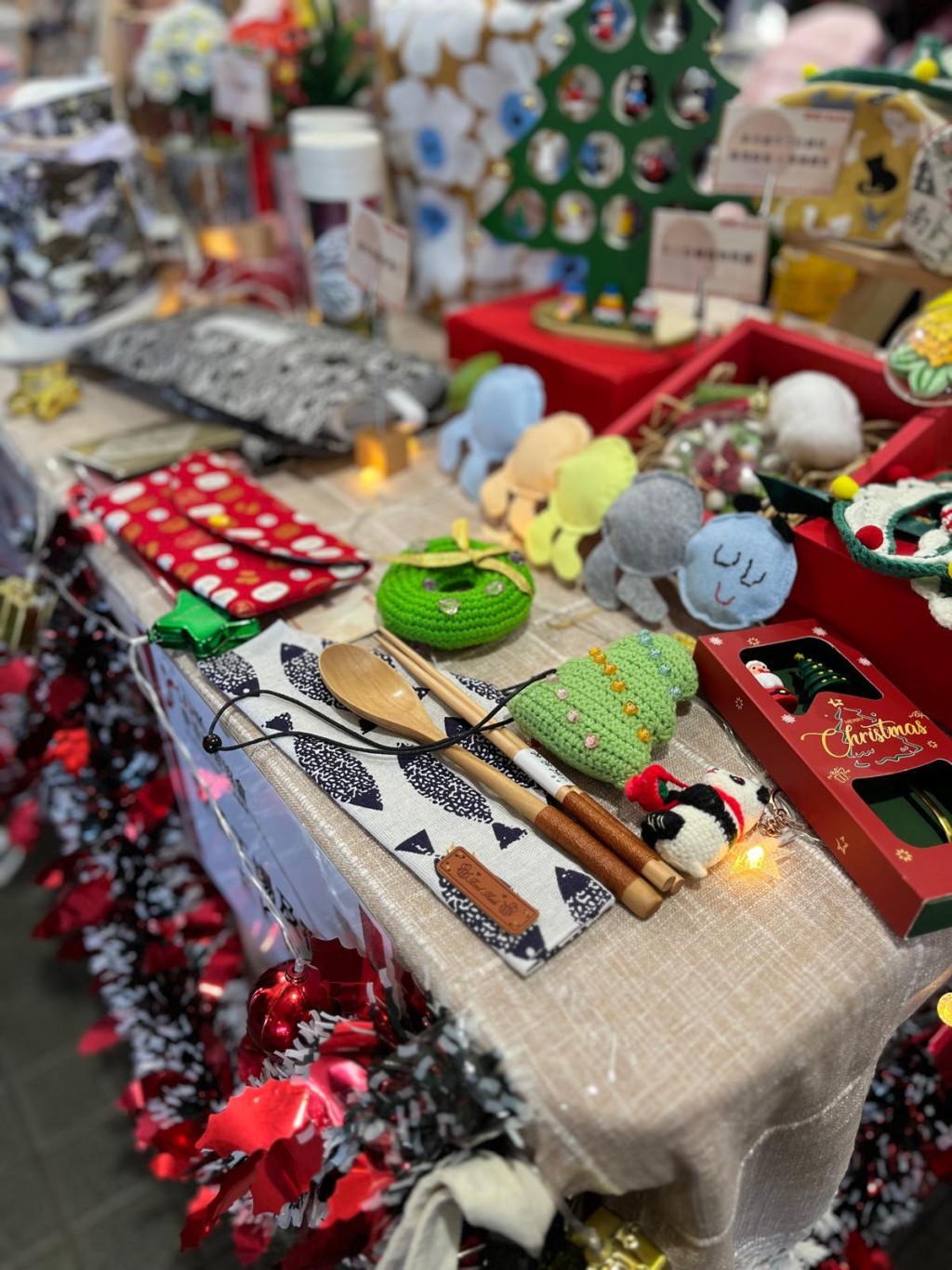 聖誕市集匯聚了14家復康機構,售賣由殘疾人士親手製作的精美手工藝品。 聖誕市集匯聚了14家復康機構,售賣由殘疾人士親手製作的精美手工藝品。