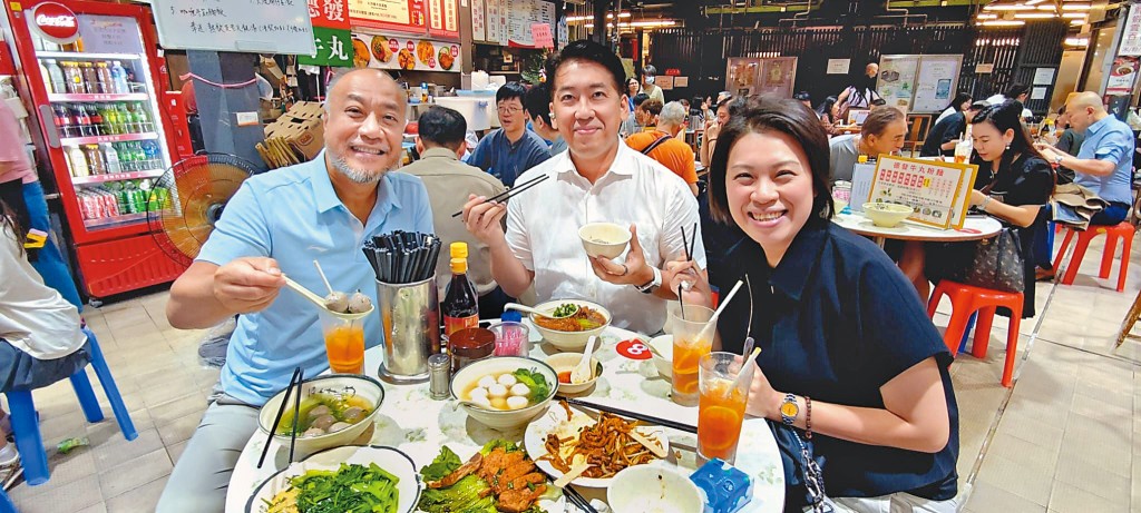 多名議員到場見證海防道臨時熟食小販市場兩間老字號重開。 多名議員到場見證海防道臨時熟食小販市場兩間老字號重開。