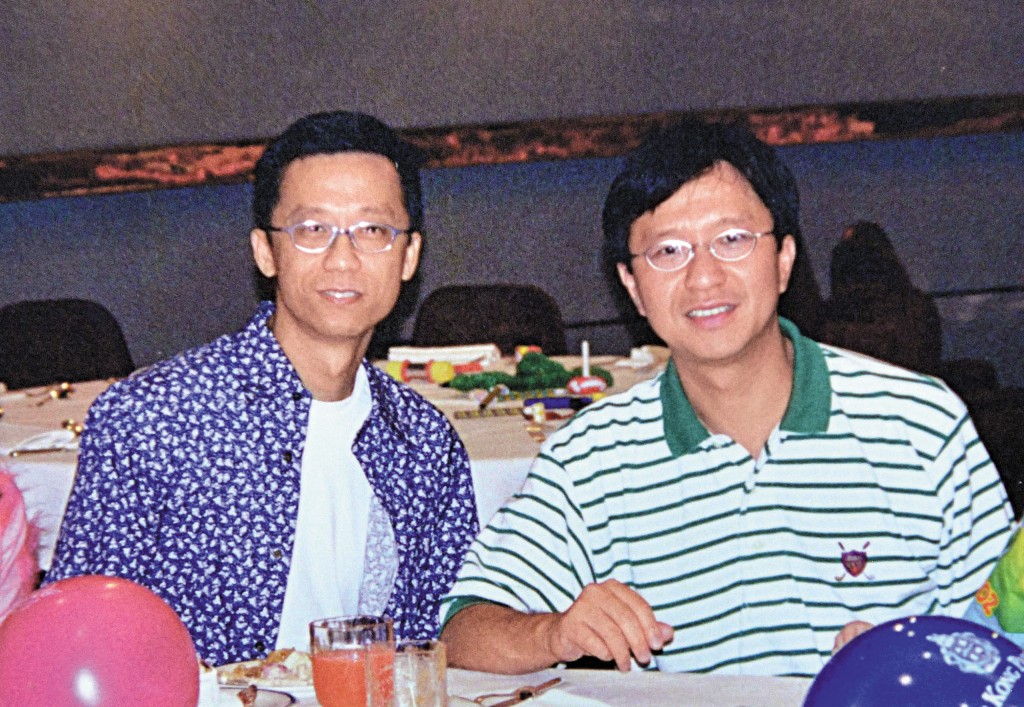 莊建俊(右)讚舊老闆懂得運用科技,為社會作出貢獻。 莊建俊(右)讚舊老闆懂得運用科技,為社會作出貢獻。