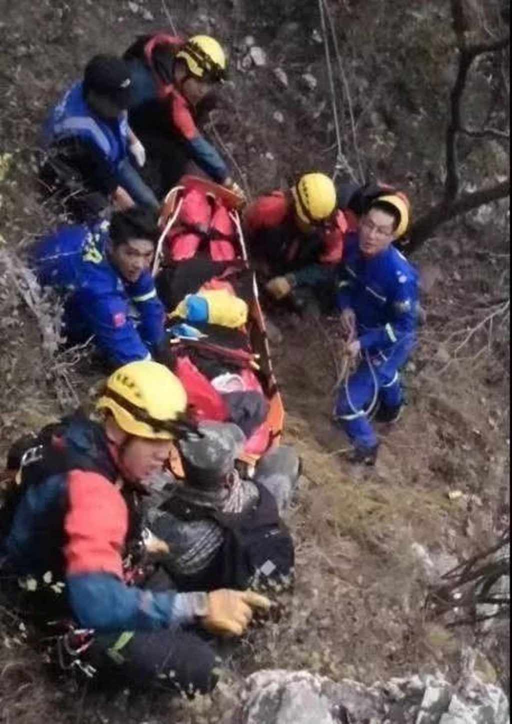 過去多年有不少人在野長城失足墮坡受傷甚至死亡,政府已在外圍放置禁入的警告牌。 過去多年有不少人在野長城失足墮坡受傷甚至死亡,政府已在外圍放置禁入的警告牌。