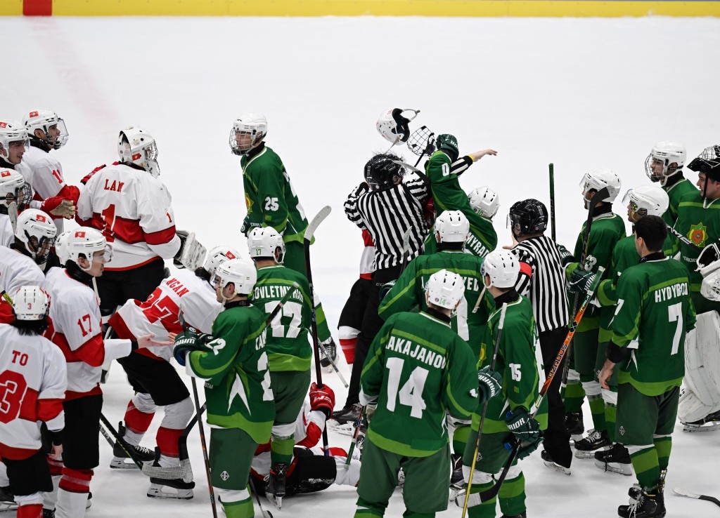 香港冰球隊在亞冬會比賽中與土庫曼斯坦隊（綠衣）爆肢體衝突。