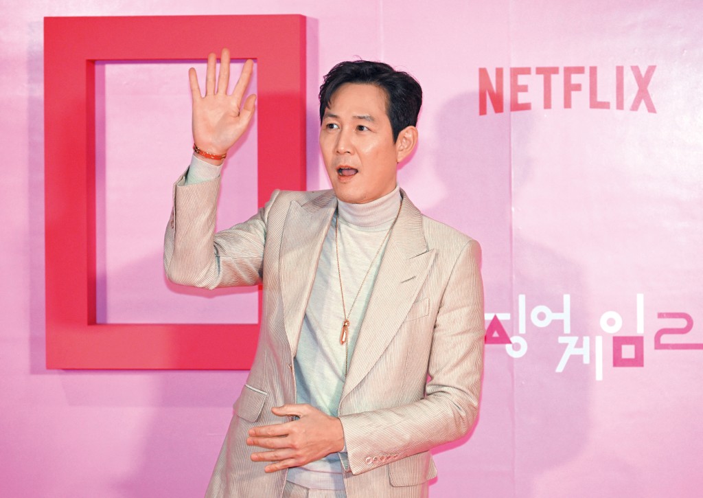 主角李政宰旗下的上市公司股價全數大跌,例如他作為大股東的Artist United累跌超過三成,令他身家大縮水。 主角李政宰旗下的上市公司股價全數大跌,例如他作為大股東的Artist United累跌超過三成,令他身家大縮水。