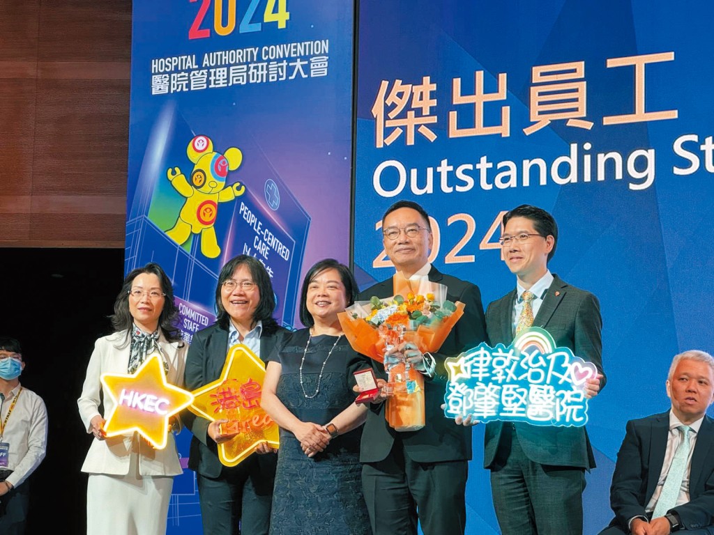 蕭粵中於二○二四年獲中大頒發傑出校友獎。 蕭粵中於二○二四年獲中大頒發傑出校友獎。