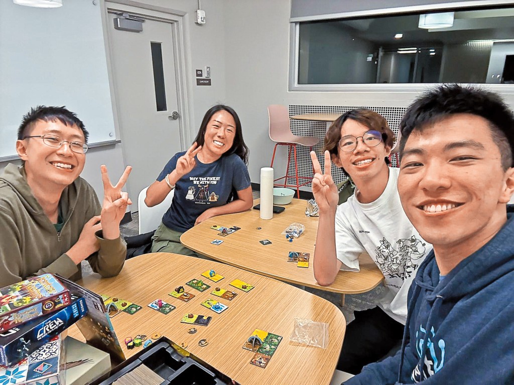 於德悅（前排右）認為， 桌遊能讓朋友或家人聚在一起，集社交及娛樂於一身，更可訓練思維。