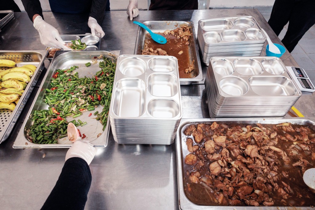 免費學童午餐有菜、有肉、米飯和水果,每份約需港幣七元。 免費學童午餐有菜、有肉、米飯和水果,每份約需港幣七元。