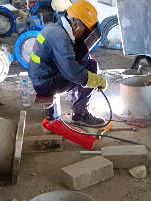 洪先生到地盤做燒焊工賺錢養動物。 洪先生到地盤做燒焊工賺錢養動物。