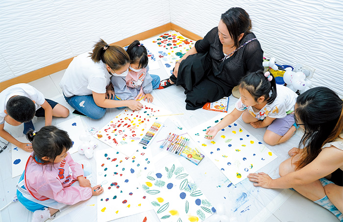 最後，大家在畫作上繪畫葉子粉飾一番，每幅都充滿心思和想像力。