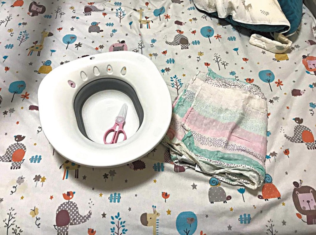 計劃在家分娩,事前須預備已消毒的工具,包括坐浴盆、陶瓷剪及初生嬰兒包巾等。(照片由被訪者提供) 計劃在家分娩,事前須預備已消毒的工具,包括坐浴盆、陶瓷剪及初生嬰兒包巾等。(照片由被訪者提供)